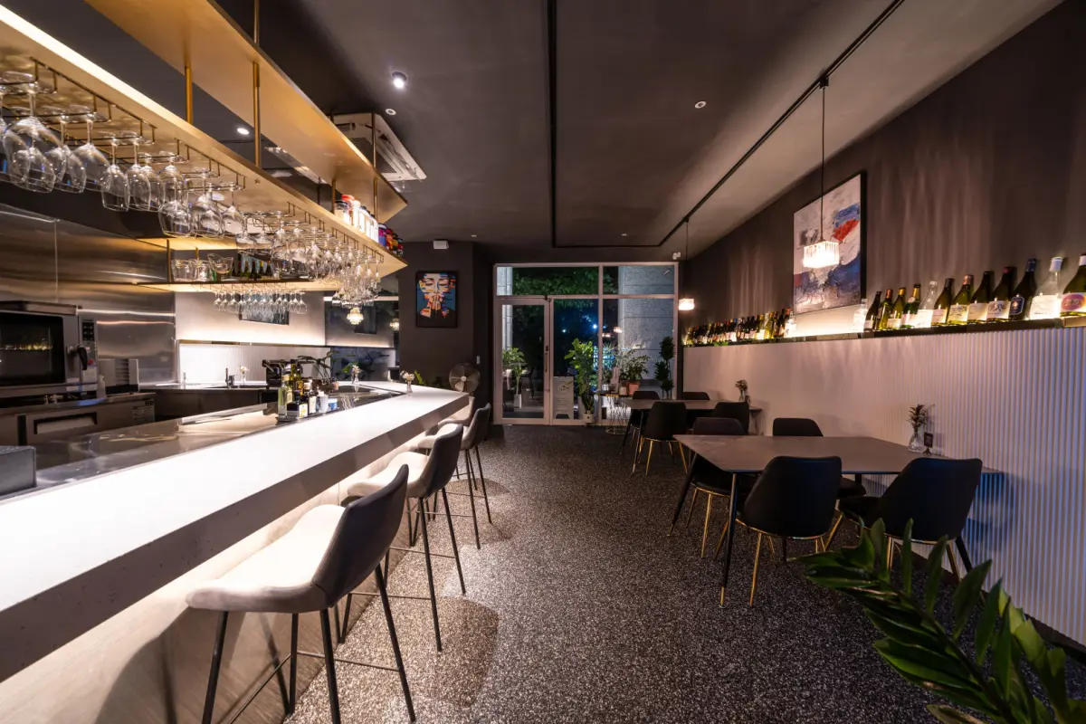 차콜그레이 톤의 모던 이탈리안 와인바 인테리어